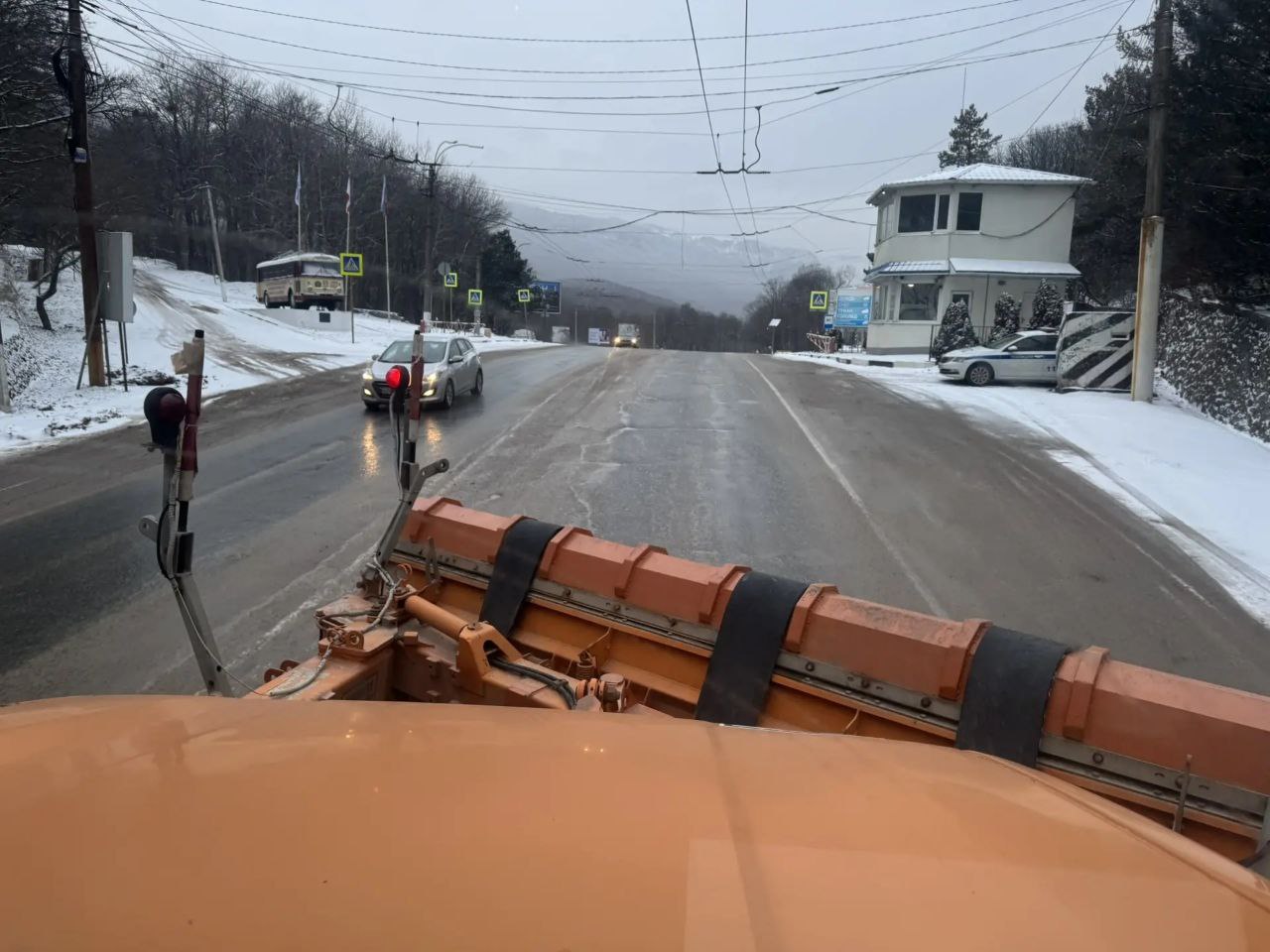 Дорожники «Крымавтодор» продолжают ликвидировать последствия обильного снегопада.