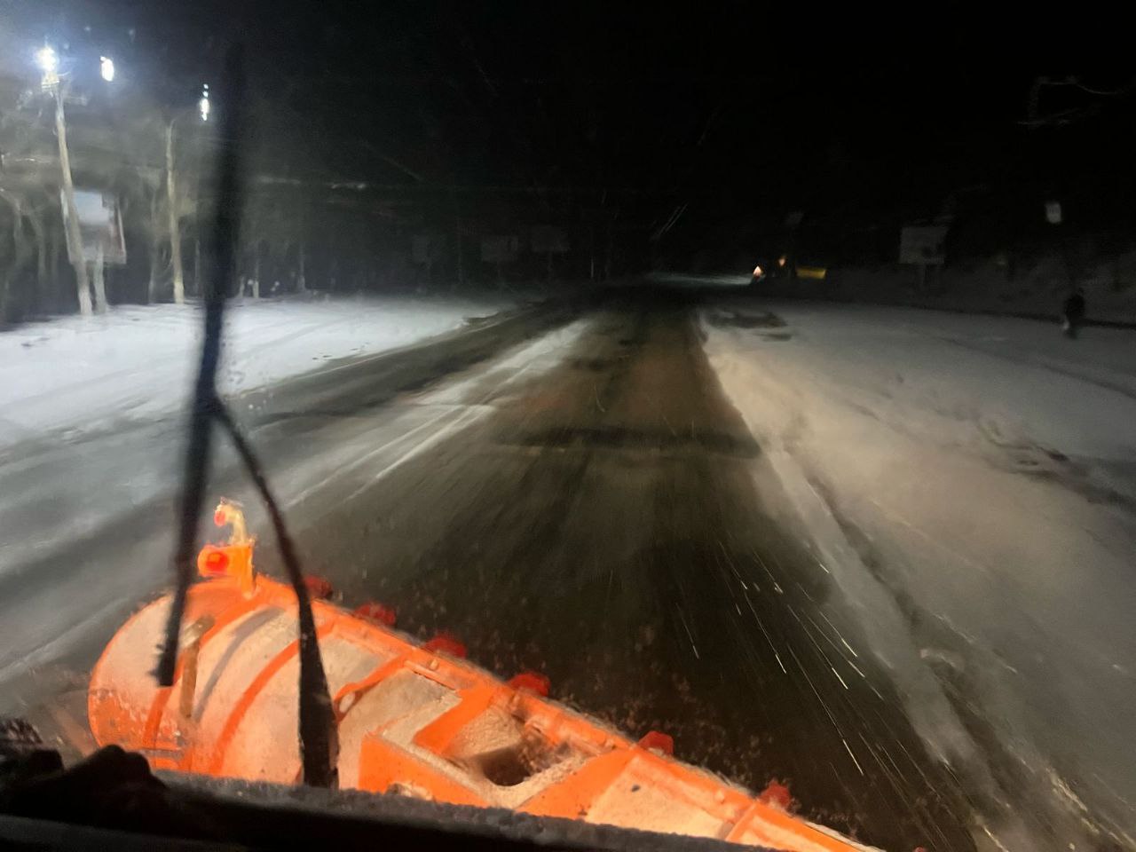 Крымский апрель: цветут персики, летят снежинки