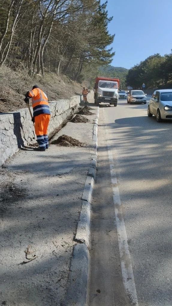 Весна на дорогах — это не только про ямочный ремонт. У дорожников «Крымавтодор» в это время работы хватает и без него.