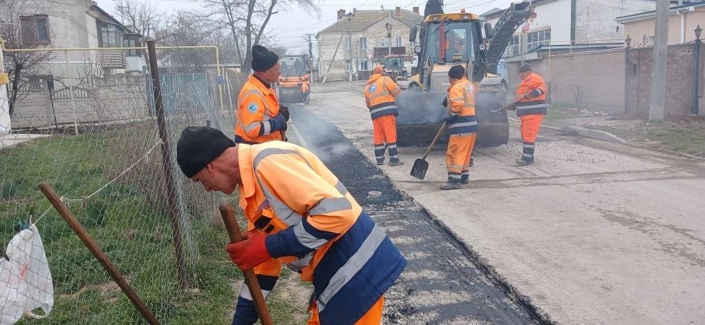 Ямочный ремонт продолжается — работы идут ежедневно и по всему Крыму