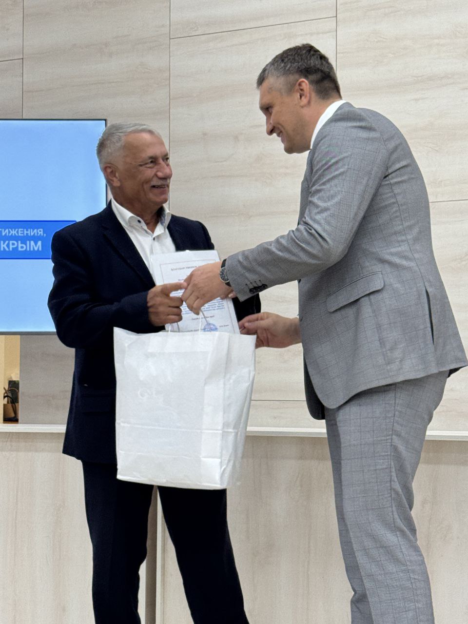 В торжественной обстановке сегодня прошло награждение работников ГУП РК 