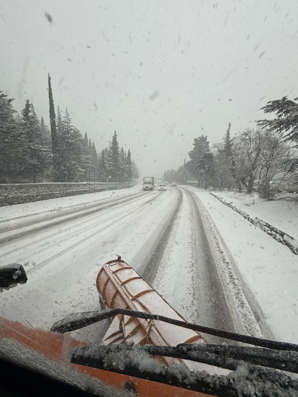 Ялта и Алушта: сложная дорожная обстановка из-за снегопада