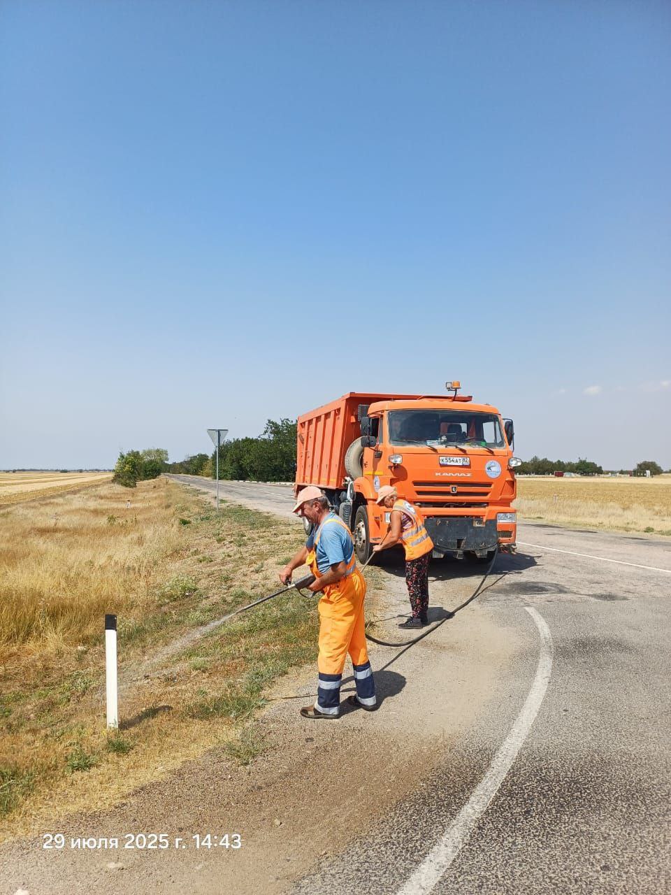 Когда температура в тени переваливает за +35, а над дорогой воздух дрожит от жары, дорожники продолжают работать.